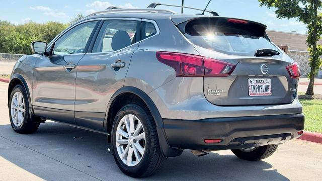 Nissan Rogue Sport Vehicle Full-screen Gallery Image 03
