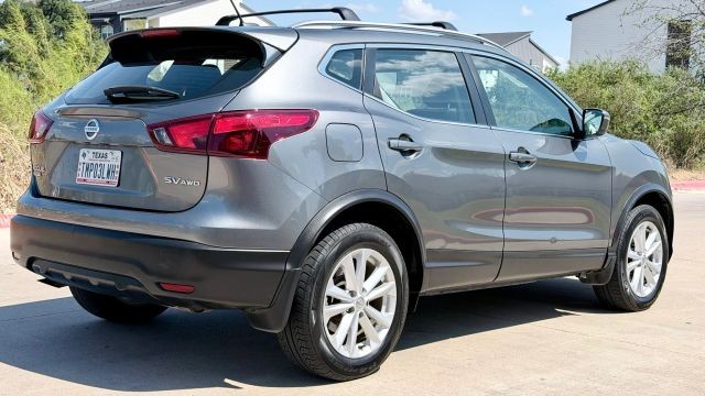 Nissan Rogue Sport Vehicle Full-screen Gallery Image 04