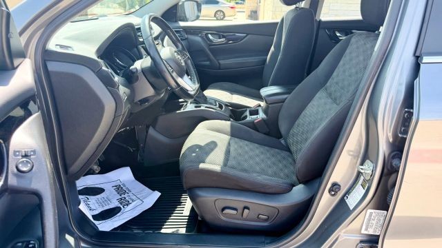 Nissan Rogue Sport Vehicle Full-screen Gallery Image 05