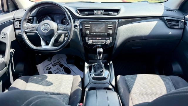 Nissan Rogue Sport Vehicle Full-screen Gallery Image 06
