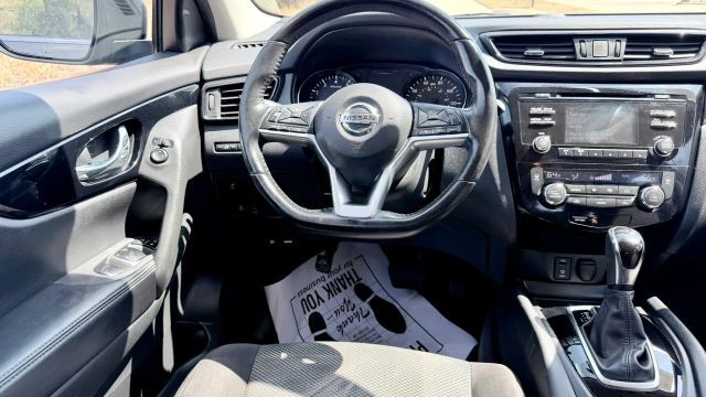 Nissan Rogue Sport Vehicle Full-screen Gallery Image 07