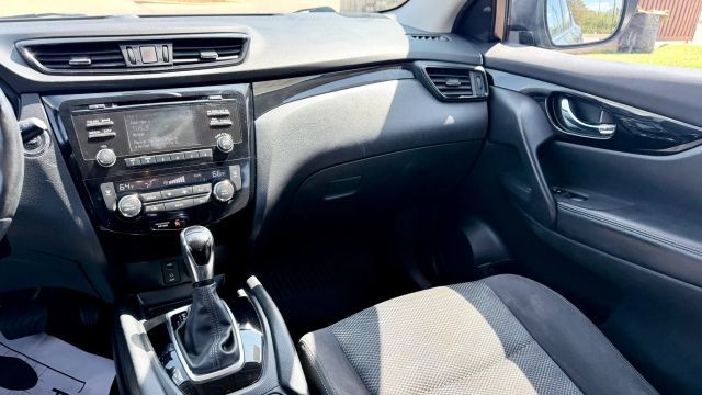 Nissan Rogue Sport Vehicle Full-screen Gallery Image 08