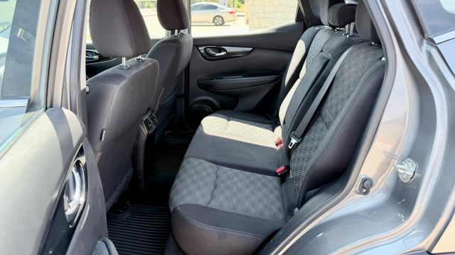 Nissan Rogue Sport Vehicle Full-screen Gallery Image 09