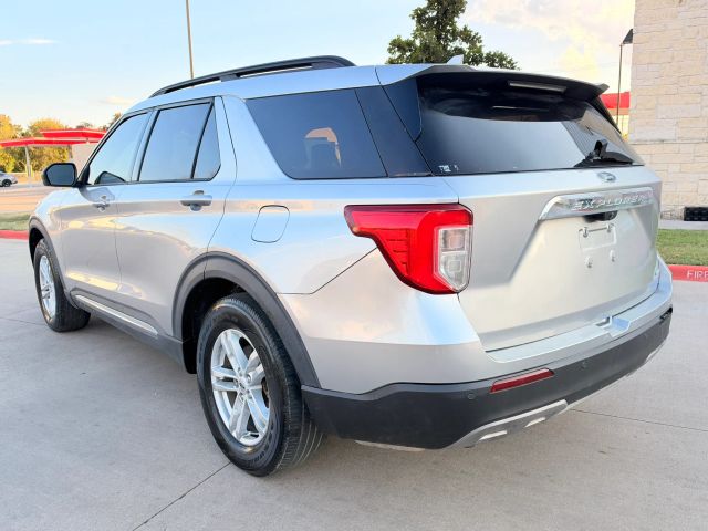 Ford Explorer Vehicle Full-screen Gallery Image 04
