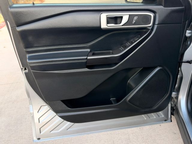 Ford Explorer Vehicle Full-screen Gallery Image 09