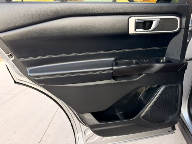 Ford Explorer Vehicle Full-screen Gallery Image 12