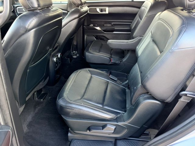 Ford Explorer Vehicle Full-screen Gallery Image 13