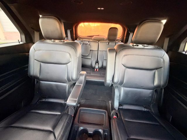 Ford Explorer Vehicle Full-screen Gallery Image 14