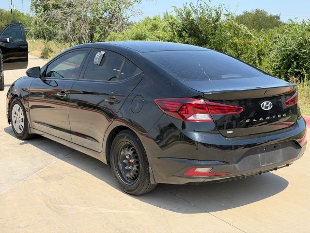 Hyundai Elantra Vehicle Full-screen Gallery Image 04