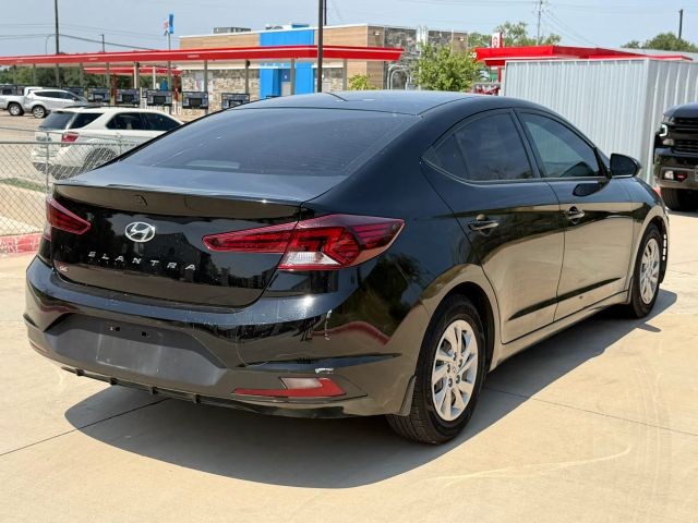 Hyundai Elantra Vehicle Full-screen Gallery Image 06