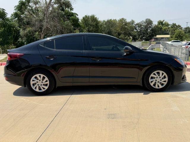 Hyundai Elantra Vehicle Full-screen Gallery Image 07