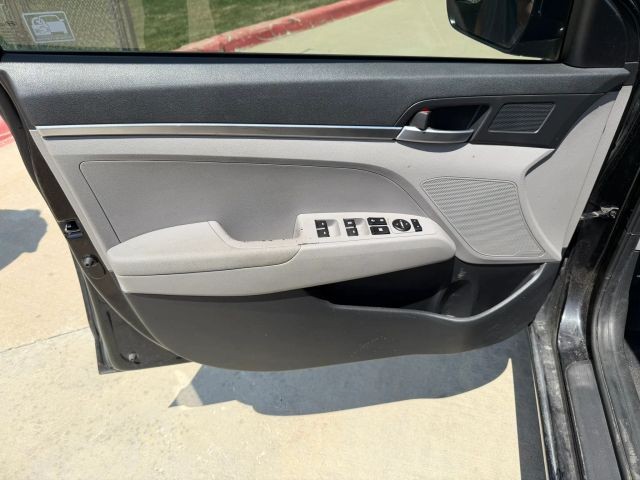 Hyundai Elantra Vehicle Full-screen Gallery Image 10