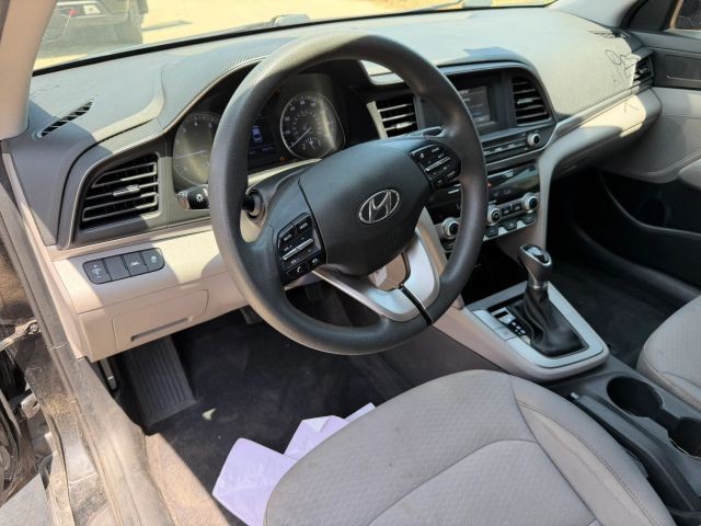 Hyundai Elantra Vehicle Full-screen Gallery Image 11