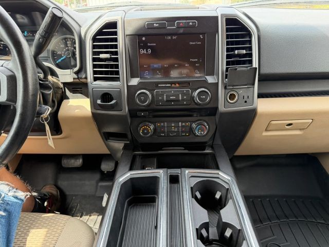 Ford F-150 Vehicle Full-screen Gallery Image 14