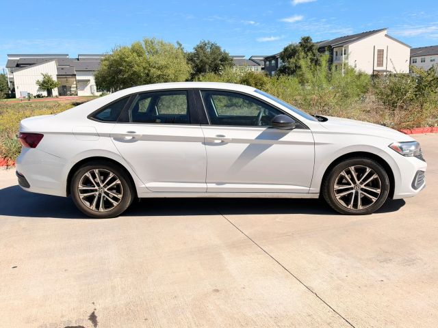 Volkswagen Jetta Vehicle Full-screen Gallery Image 07