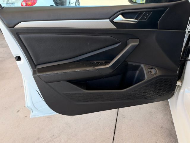 Volkswagen Jetta Vehicle Full-screen Gallery Image 09