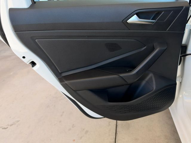 Volkswagen Jetta Vehicle Full-screen Gallery Image 12