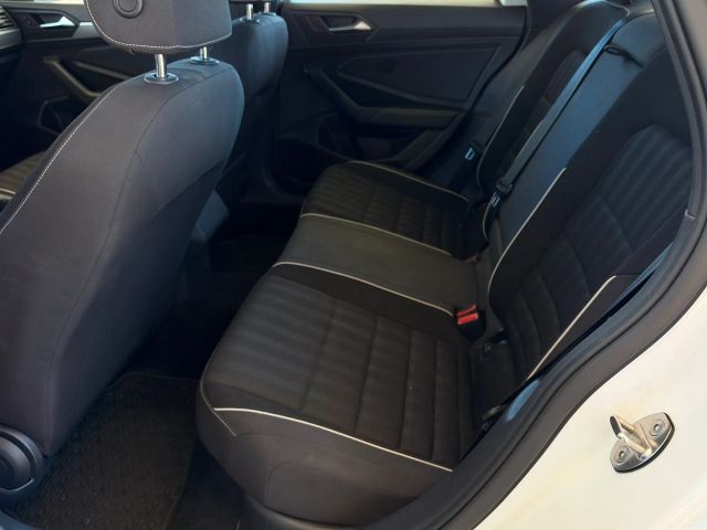Volkswagen Jetta Vehicle Full-screen Gallery Image 13