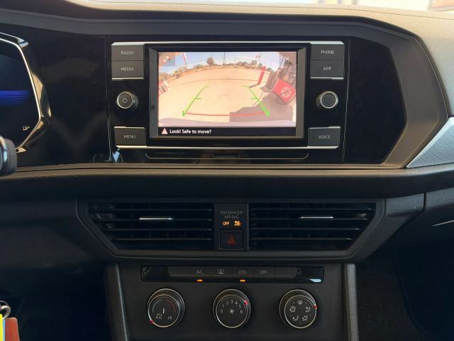 Volkswagen Jetta Vehicle Full-screen Gallery Image 14
