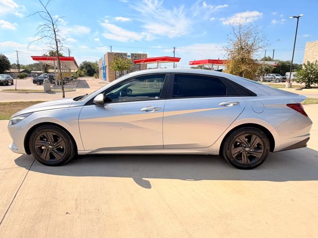 Hyundai Elantra Vehicle Full-screen Gallery Image 03