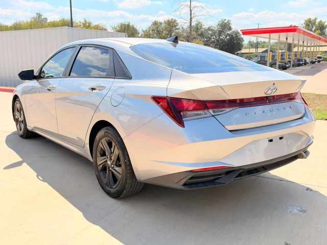 Hyundai Elantra Vehicle Full-screen Gallery Image 04
