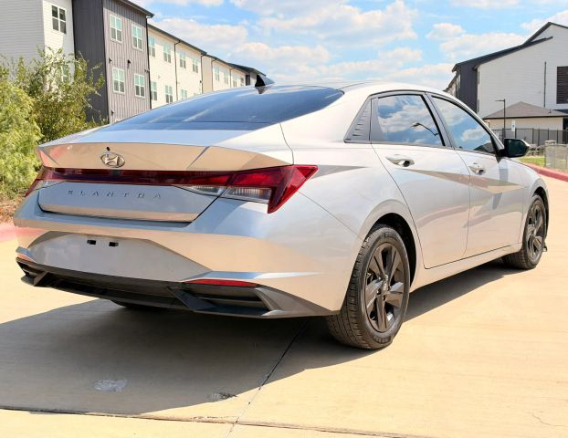 Hyundai Elantra Vehicle Full-screen Gallery Image 06