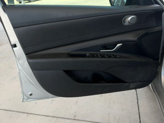 Hyundai Elantra Vehicle Full-screen Gallery Image 09
