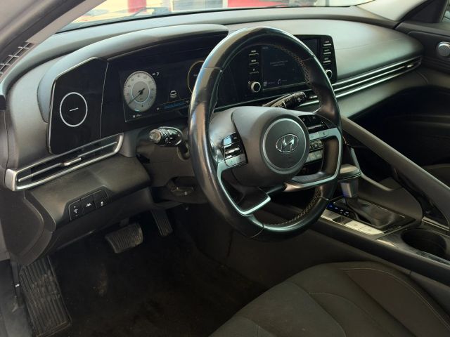 Hyundai Elantra Vehicle Full-screen Gallery Image 10
