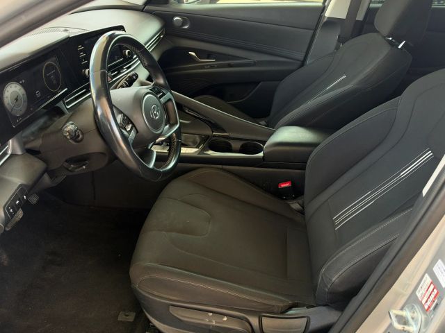 Hyundai Elantra Vehicle Full-screen Gallery Image 11