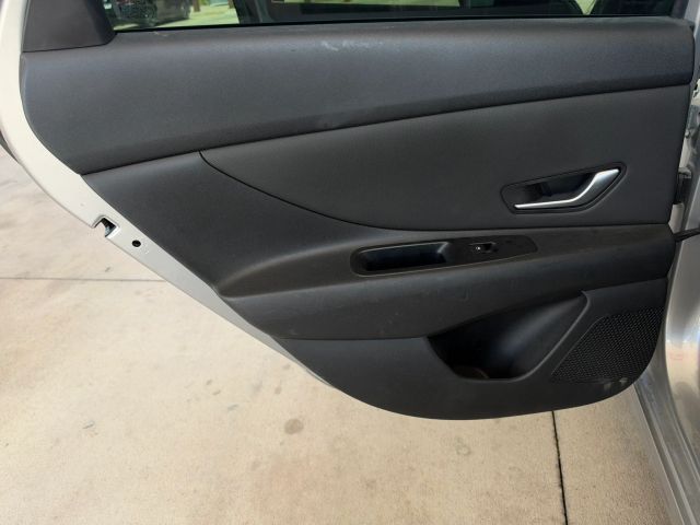 Hyundai Elantra Vehicle Full-screen Gallery Image 12