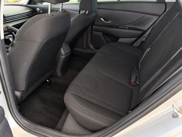 Hyundai Elantra Vehicle Full-screen Gallery Image 13