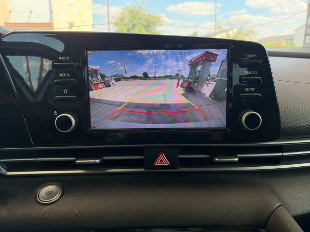 Hyundai Elantra Vehicle Full-screen Gallery Image 14