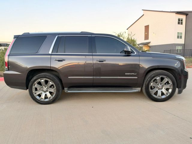 GMC Yukon Vehicle Full-screen Gallery Image 07