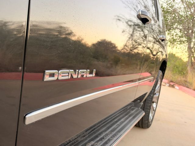 GMC Yukon Vehicle Full-screen Gallery Image 09