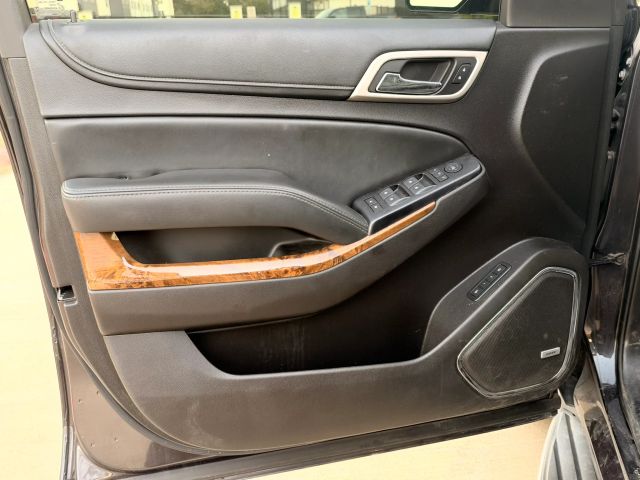 GMC Yukon Vehicle Full-screen Gallery Image 10