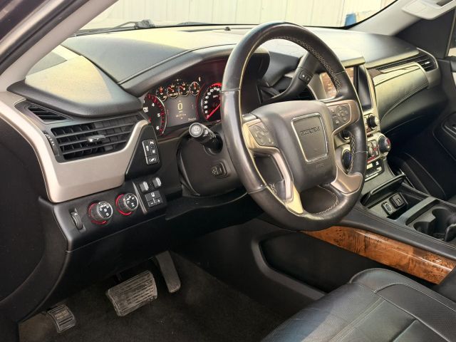 GMC Yukon Vehicle Full-screen Gallery Image 11