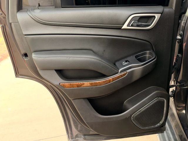 GMC Yukon Vehicle Full-screen Gallery Image 13