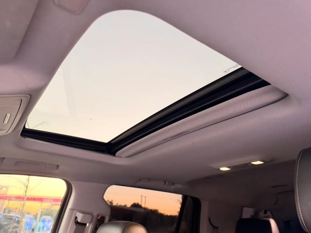 GMC Yukon Vehicle Full-screen Gallery Image 16