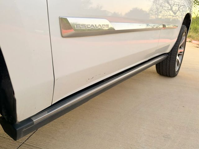 Cadillac Escalade Vehicle Full-screen Gallery Image 09