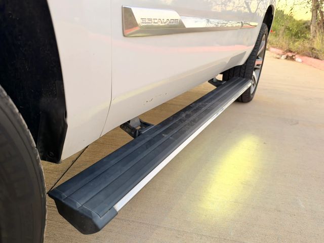 Cadillac Escalade Vehicle Full-screen Gallery Image 10