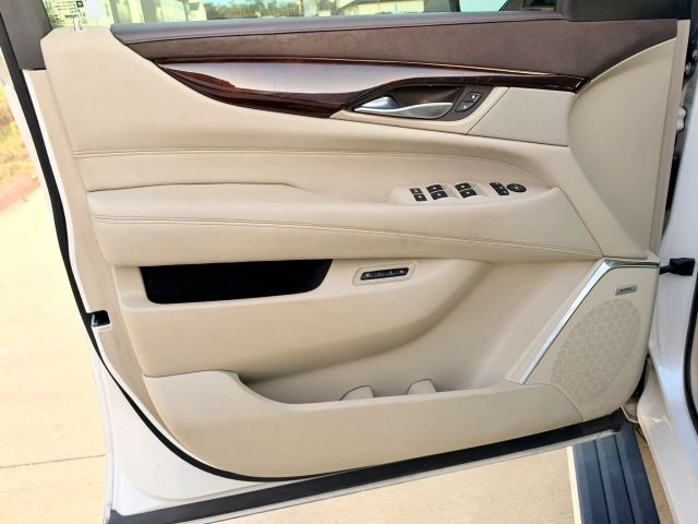 Cadillac Escalade Vehicle Full-screen Gallery Image 11