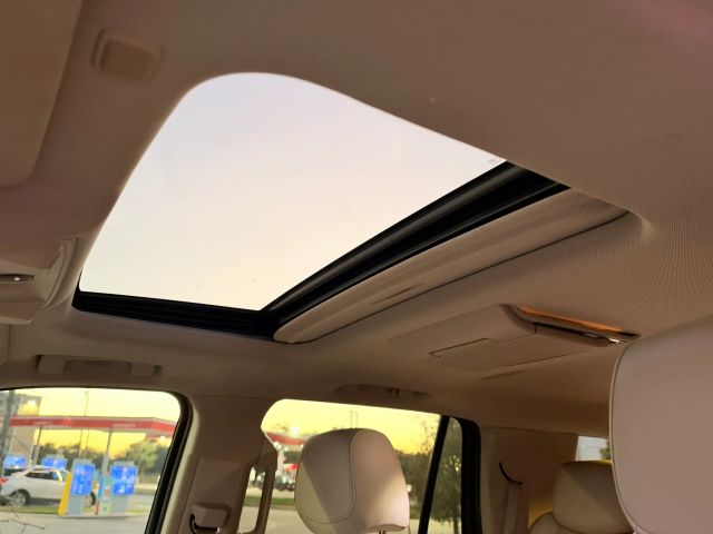 Cadillac Escalade Vehicle Full-screen Gallery Image 14