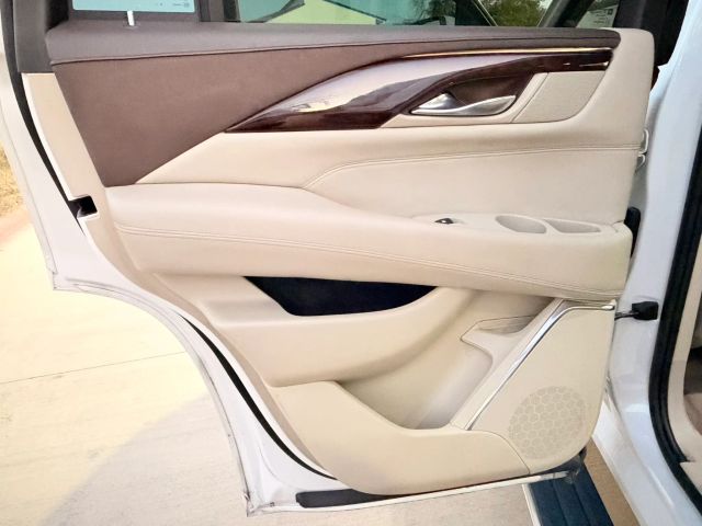 Cadillac Escalade Vehicle Full-screen Gallery Image 15