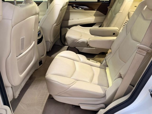 Cadillac Escalade Vehicle Full-screen Gallery Image 16