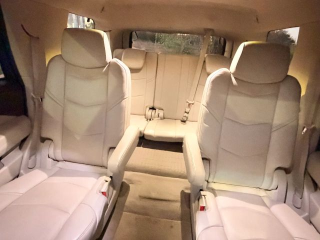 Cadillac Escalade Vehicle Full-screen Gallery Image 17