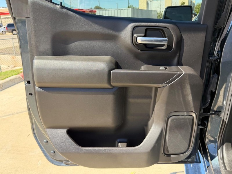 Chevrolet Silverado 1500 Vehicle Full-screen Gallery Image 15