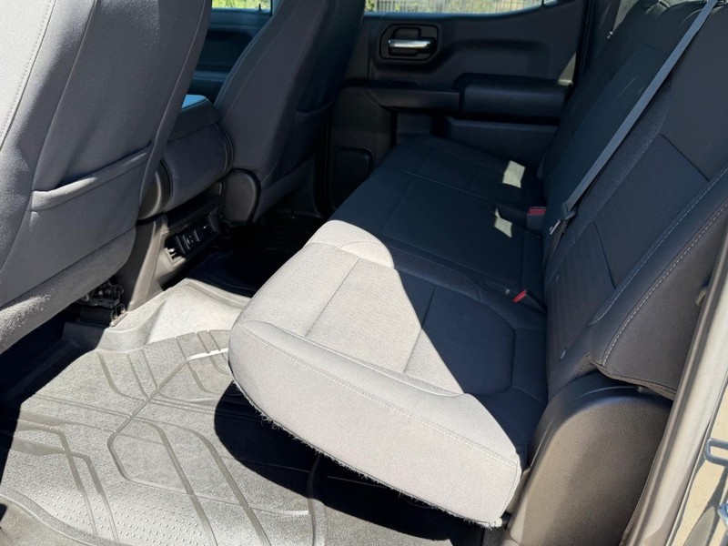 Chevrolet Silverado 1500 Vehicle Full-screen Gallery Image 16