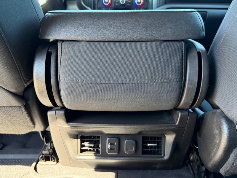 Chevrolet Silverado 1500 Vehicle Full-screen Gallery Image 18