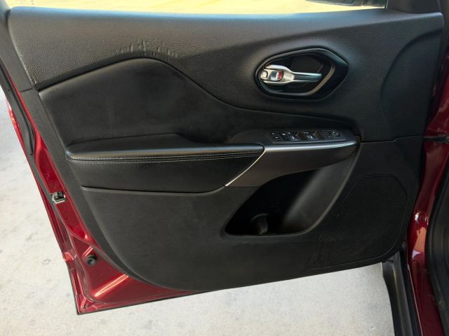 Jeep Cherokee Vehicle Full-screen Gallery Image 09