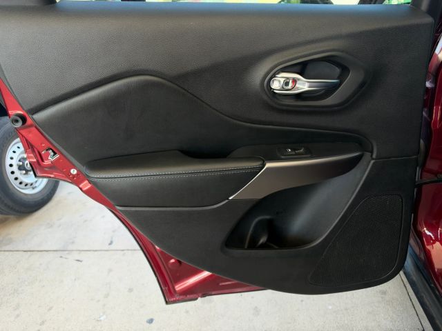 Jeep Cherokee Vehicle Full-screen Gallery Image 13